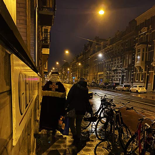 Sinterklaas gaat op pad om de kinderen te trakteren op een onvergetelijke pakjesavond