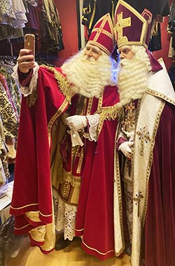 Sinterklaas gaat met z'n grootste fan op de foto